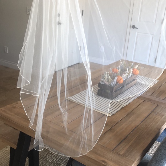 Toni Federici “Luxe” fingertip veil